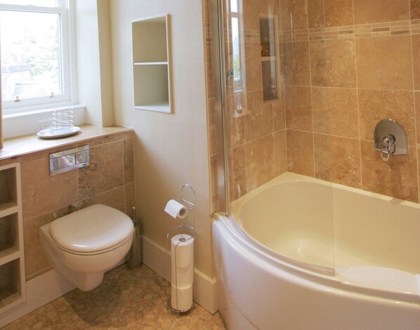 A bathroom with a toilet, a shower, and a bathtub. - Renovated Victorian stone villa in the Riverside Conservation Area (Inverness)