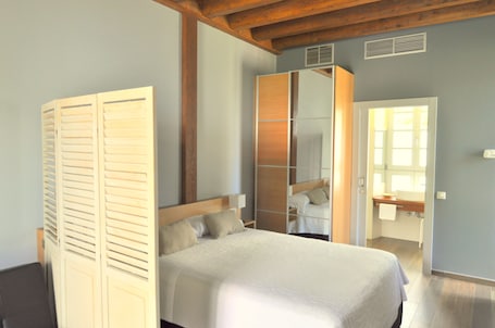 Free WiFi, bed sheets, wheelchair access. Rural apartment Casona la Sierra for 3 people