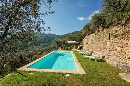 House with private pool and stunning panoramic views 20km from Pisa, Lucca, sea