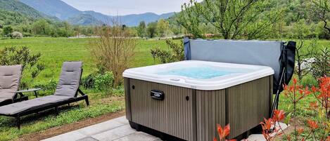 Outdoor spa tub