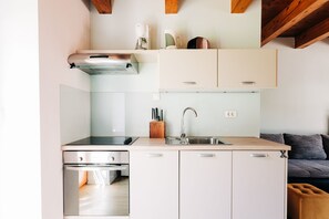 Fridge, oven, stovetop, dishwasher