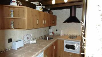 Refrigerador, microondas, placa de cocina, cafetera/tetera