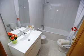 Badewanne, Haartrockner, Handtücher