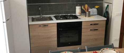 冷蔵庫、オーブン、トースター、調理器具と食器