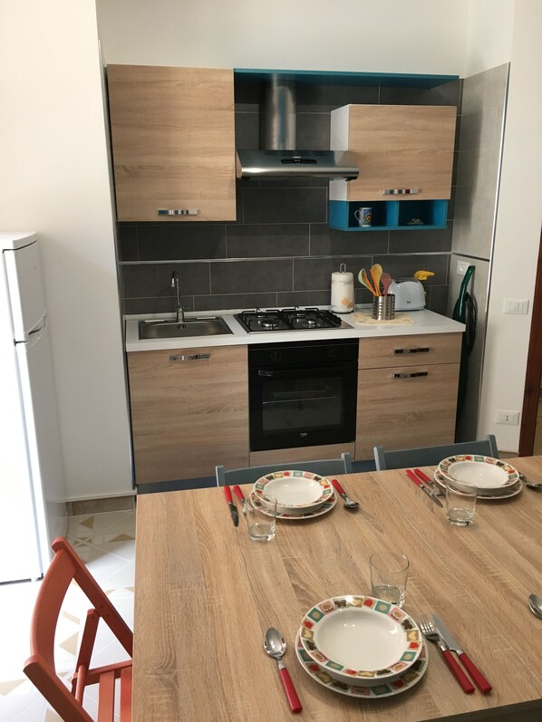 Frigorifero, forno, tostapane, pentole/stoviglie/utensili