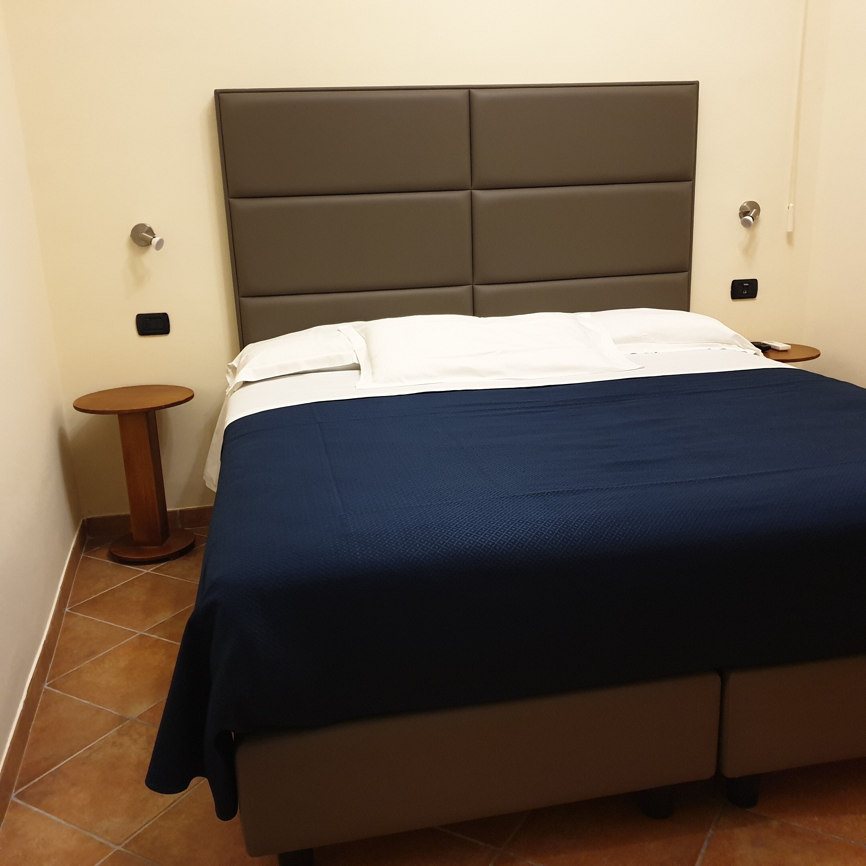 1 chambre, coffres-forts dans les chambres, fer et planche à repasser