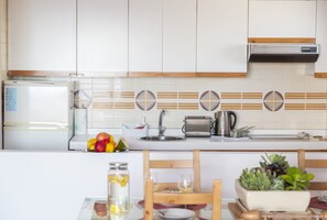 Réfrigérateur, micro-ondes, plaque de cuisson, cafetière/bouilloire