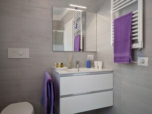 Een douche, een haardroger, een bidet, handdoeken