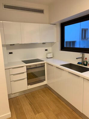 Diskmaskin, kaffe- och tebryggare och grytor/köksredskap