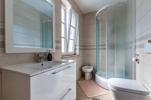 Shower, hair dryer, bidet, towels