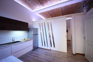 Refrigerador, placa de cocina, tostadora, utensilios de cocina