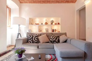 TV, fireplace, books, video library - Volterra Countryside House (Volterra)
