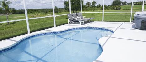 Una piscina al aire libre, una piscina climatizada