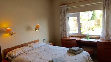 3 slaapkamers, een strijkplank/strijkijzer, reisbedje, gratis wifi