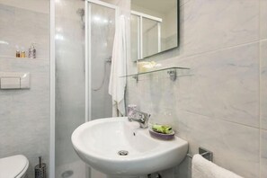 Dusche, Haartrockner, Bidet