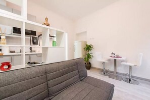 TV - GuestHost - The White House for 3 Island Porta Garibaldi (Milan)
