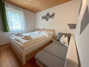 2 bedrooms, iron/ironing board, free WiFi, bed sheets