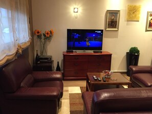 تلفزيون بشاشة مسطحة