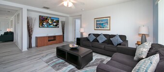 Villa with Private Pool, Games Room, Free Wifi and Lake View