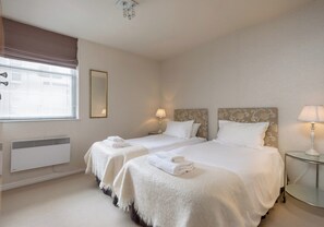 2 quartos, ferros/tábuas de passar roupa, berço de viagem