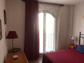 1 habitación, tabla de planchar con plancha, wifi y ropa de cama 