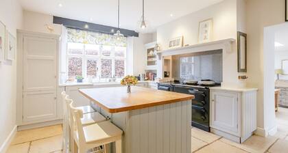 Upea 5 sängyn vanha vicarage West Challowissa, Oxfordshiressä (vakaalla / varrella)