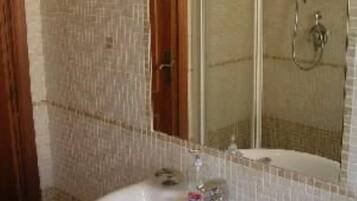 Dusche, Haartrockner, Handtücher