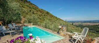 Villa with private pool 20km from Pisa, 34 from sea. Quiet area, panoramic view