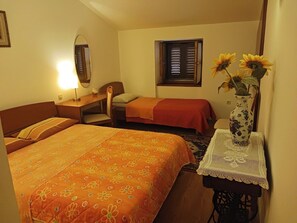 3 bedrooms, desk, iron/ironing board, WiFi - Rustic villa with pool, terrace and great views (Kršan)