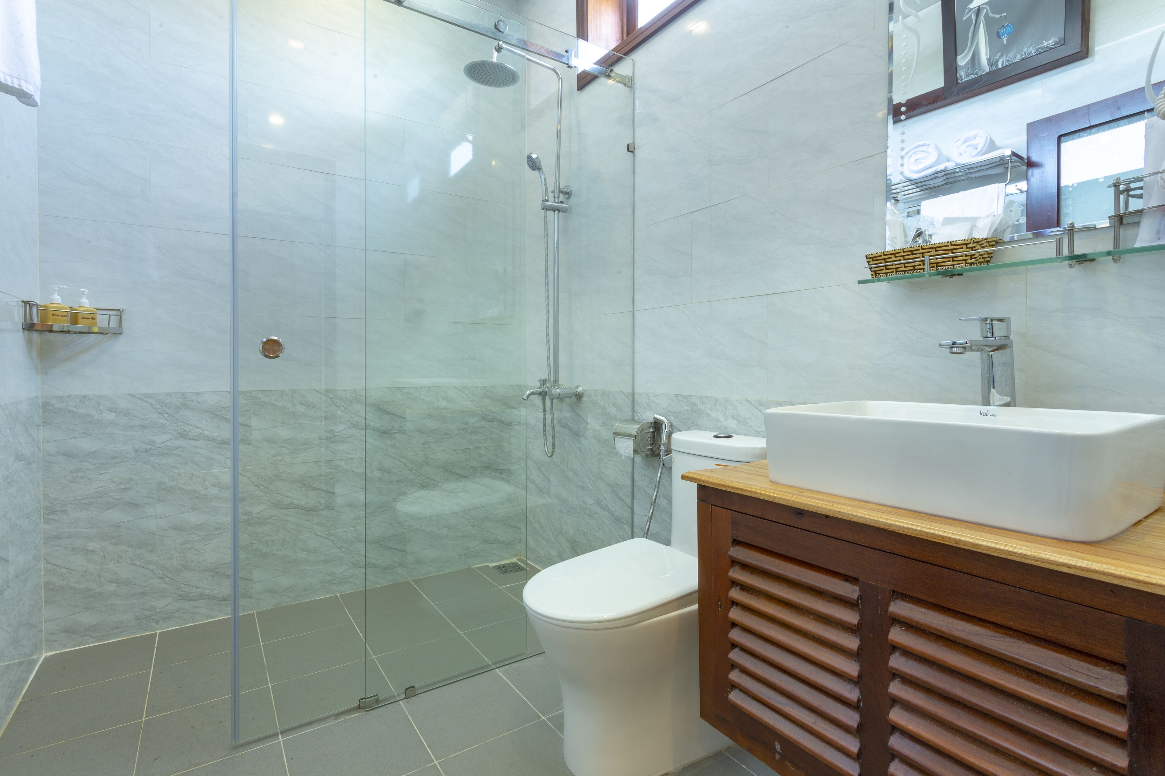 Dusche, Regendusche, kostenlose Toilettenartikel, Haartrockner