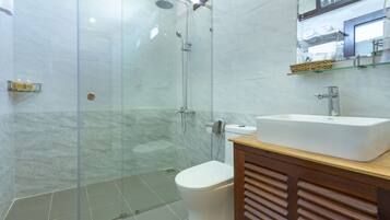 Dusche, Regendusche, kostenlose Toilettenartikel, Haartrockner