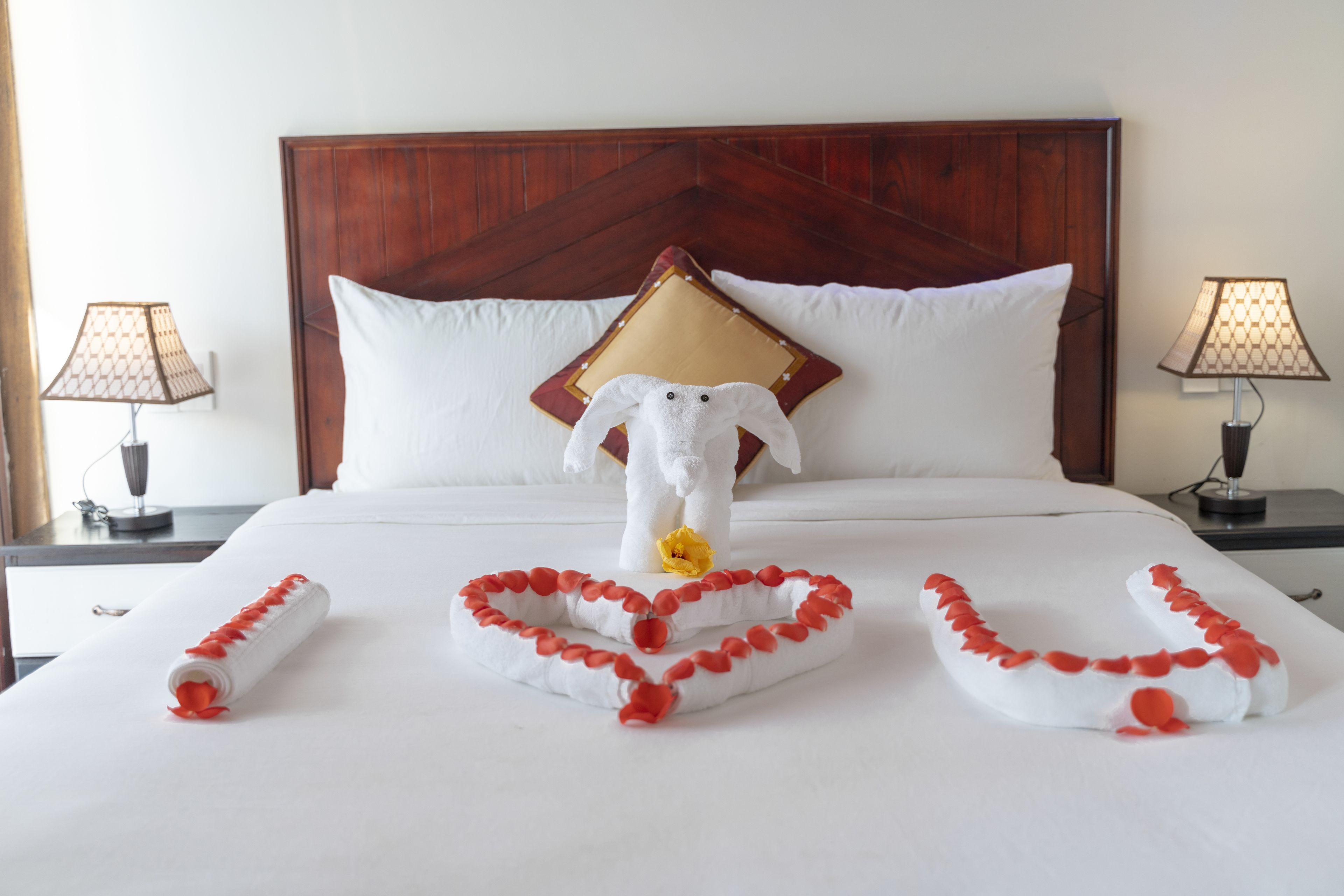 Luxury Double Room, Pool View | Minibar, desk, soundproofing, free WiFi