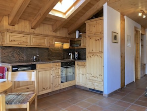 Coffee/tea maker, fridge, oven, stovetop
