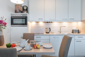 Kühlschrank, Mikrowelle, Geschirrspüler