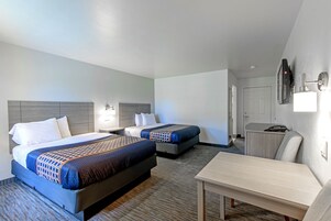 Escritorio, espacio para trabajar con laptop y cortinas blackout