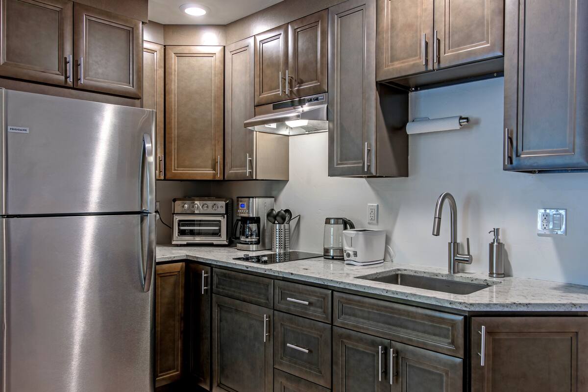 premium suite, 1 king bed, kitchenette (not pet friendly) | private kitchenette | mini-fridge, microwave