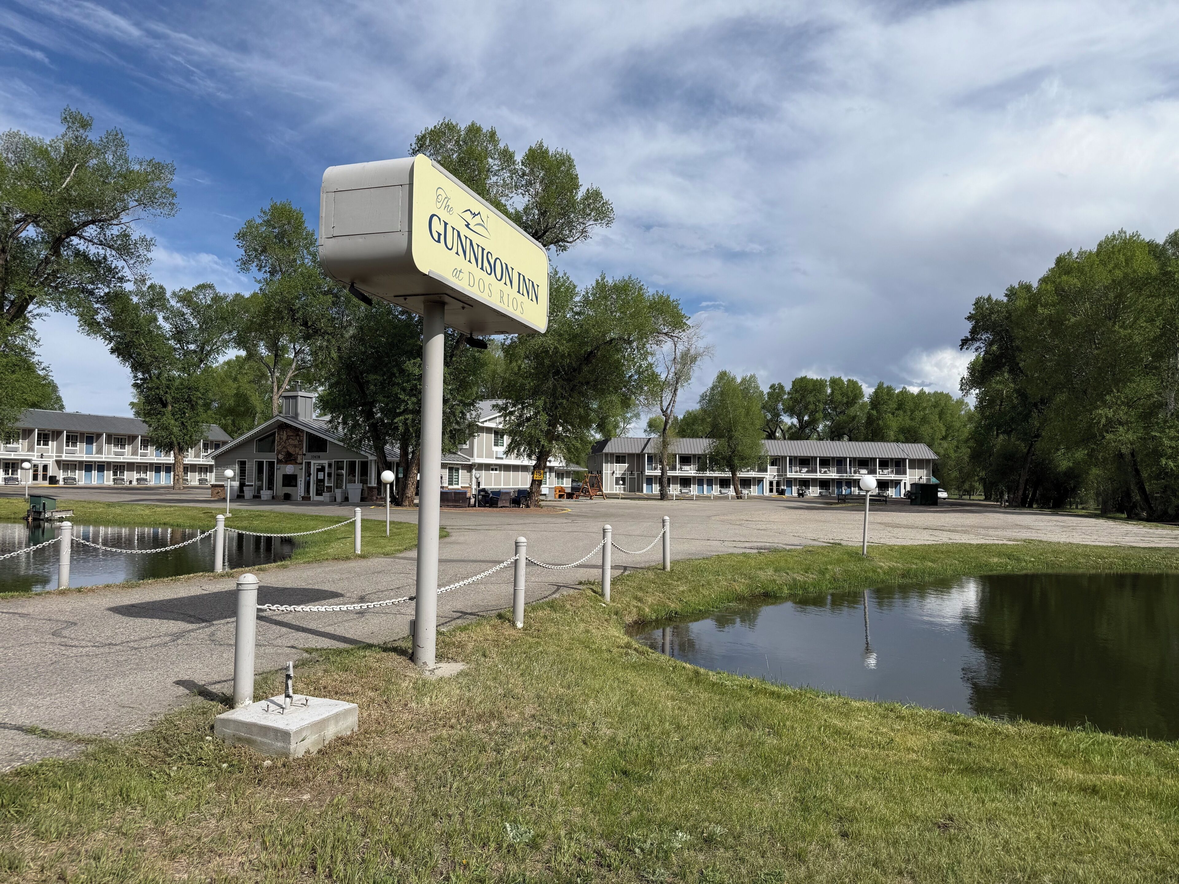 A sign for The Gunnison Inn at Dos Vios.