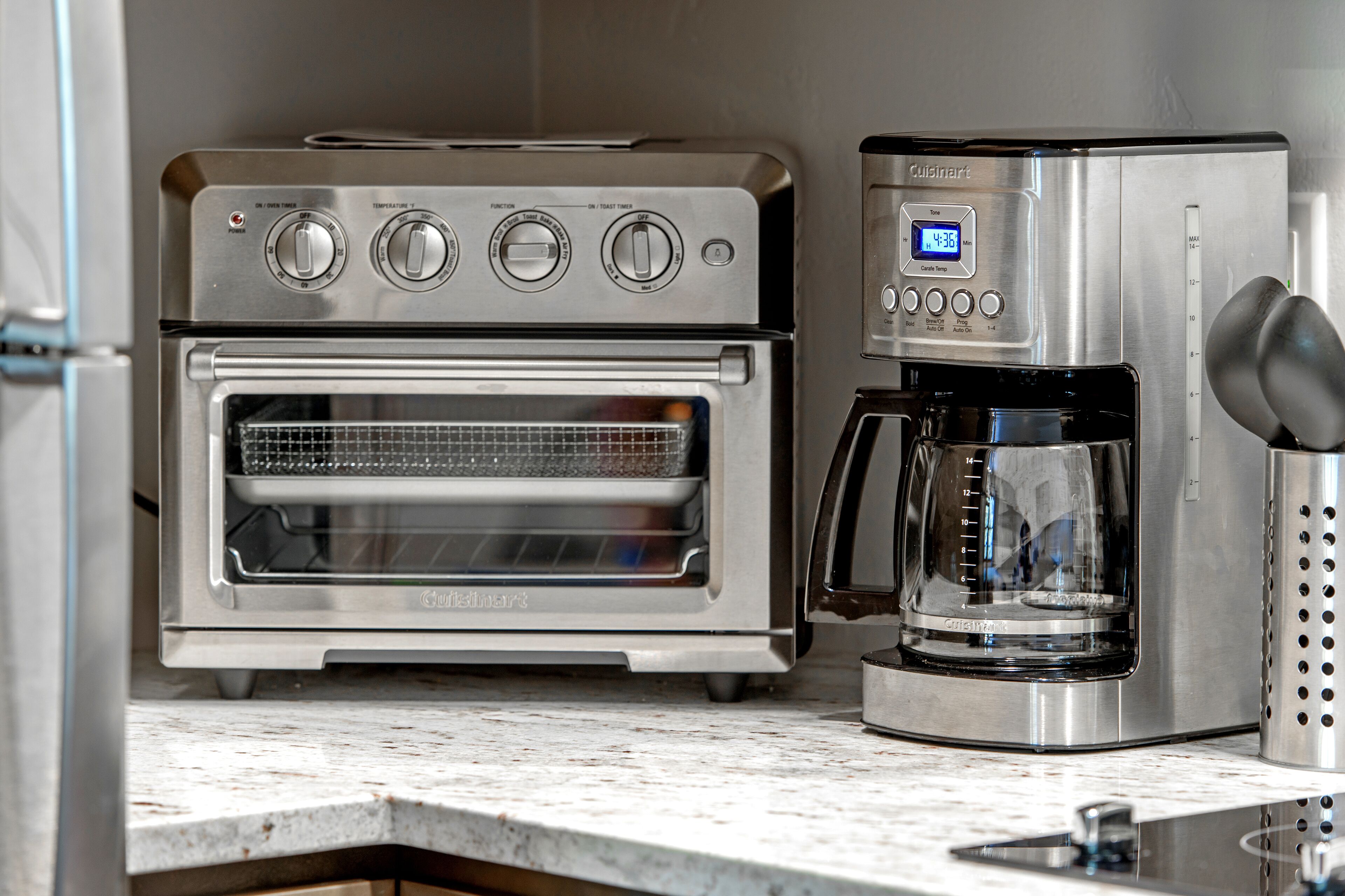 Una cocina con horno empotrado y cafetera.