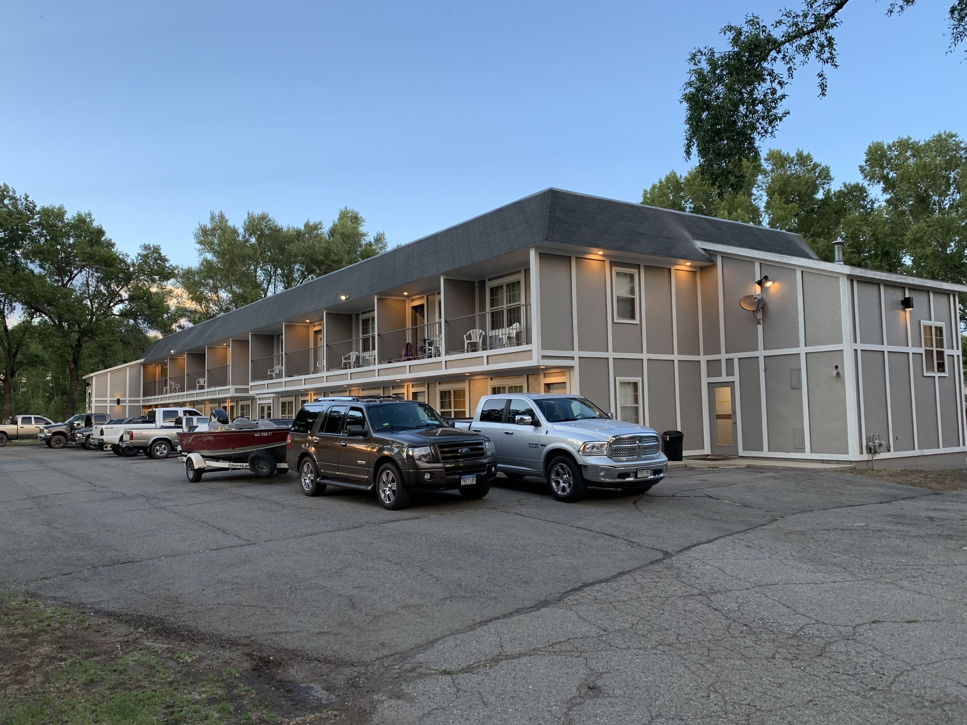 Un motel doté de nombreuses chambres, d’un parking couvert et d’un espace pour garer les remorques à bateaux.