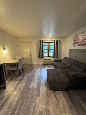 Suite – premium, 1 kingsize-seng, tekjøkken (not pet friendly) | Eget kjøkken | Minikjøleskap og mikrobølgeovn