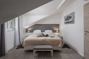 4 bedrooms, iron/ironing board, free WiFi, bed sheets