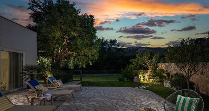 Villa Lake & Sea - with 4 bedrooms for 8 guests and an indoor pool by MyWaycation