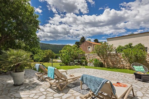 Lake & Sea House, jossa 4 makuuhuonetta ja uima-allas - vain 260 euroa heinä-elokuussa