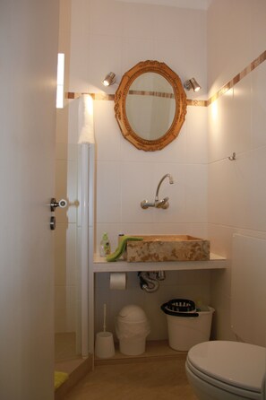Shower, hair dryer, towels, soap - Casinha Romantica SOL Apartment, in the historical center, calm location (Lagos)