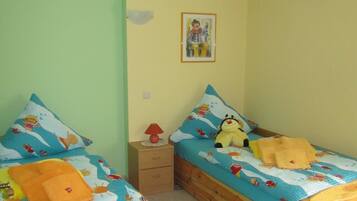 2 habitaciones, tabla de planchar con plancha y ropa de cama