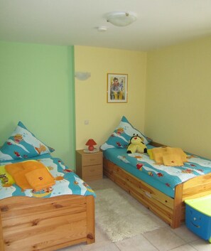 2 habitaciones, tabla de planchar con plancha y ropa de cama 