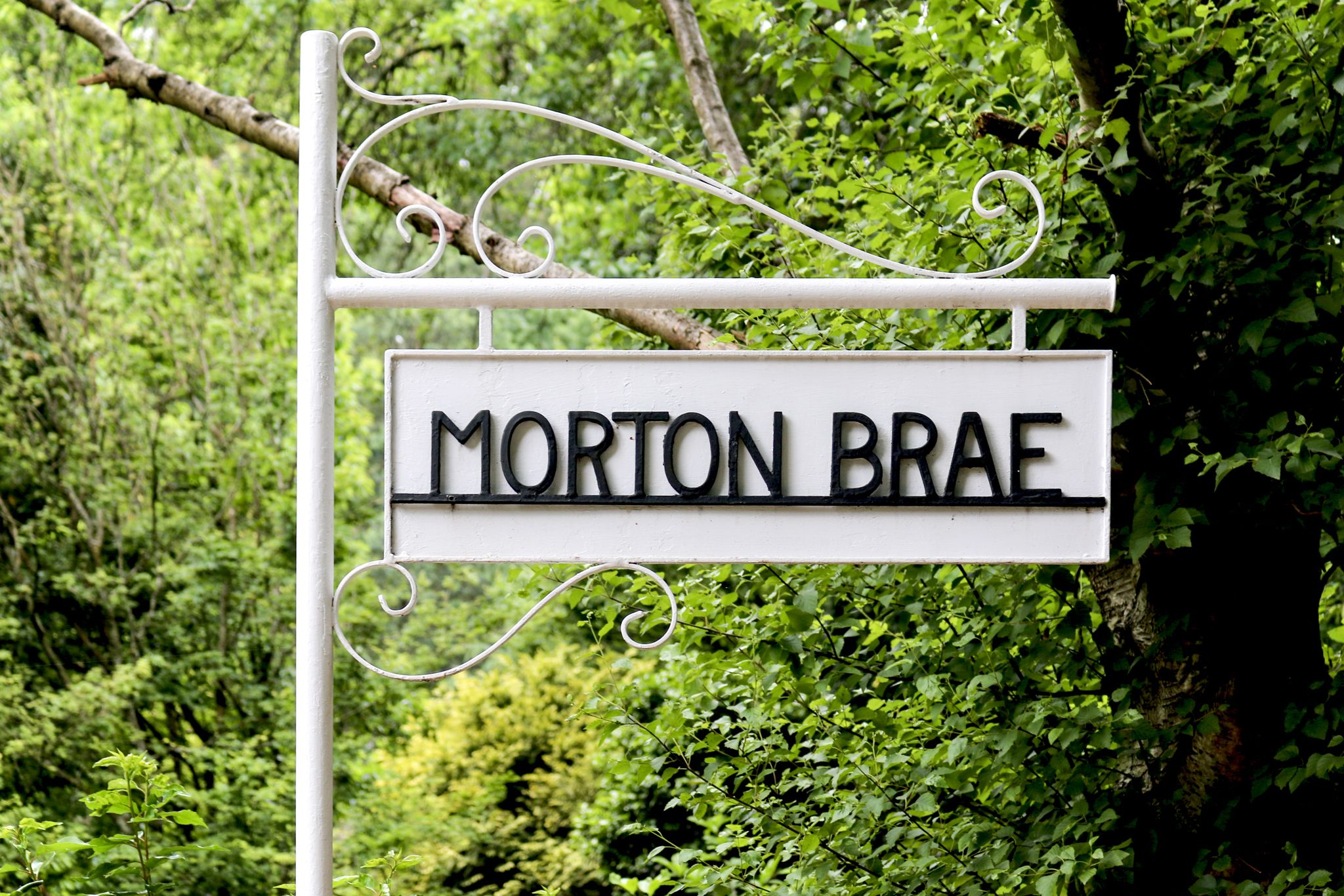 Un panneau indiquant « Morton Brae ».