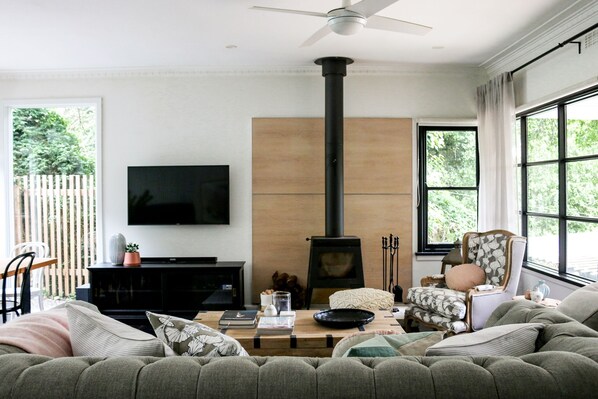 Casa, no fumadores, vistas al jardín | Sala de estar | Una televisión de pantalla plana, una chimenea, Netflix