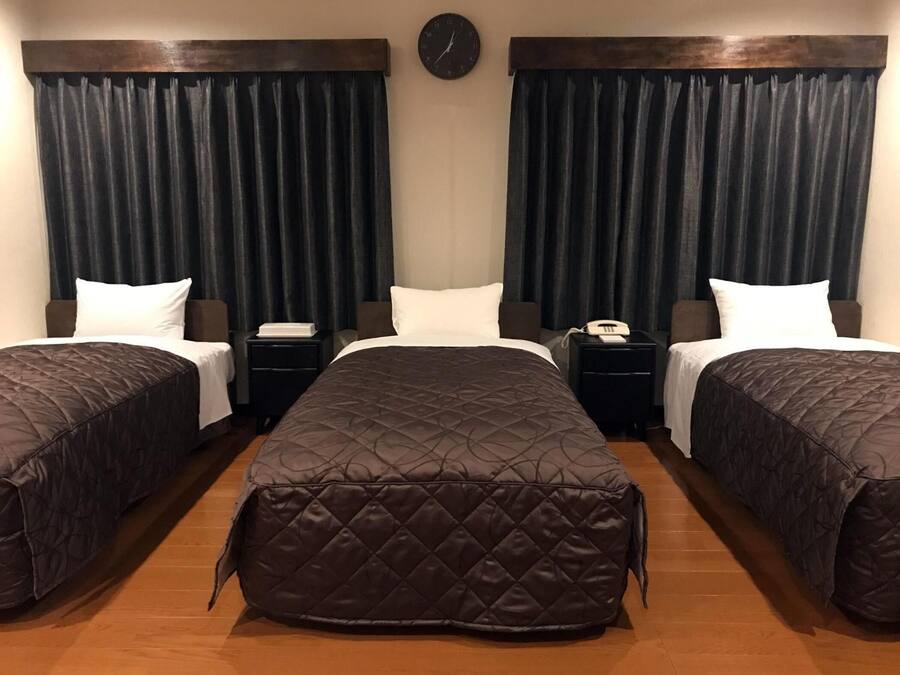 Premium bedding, desk, iron/ironing board, free WiFi