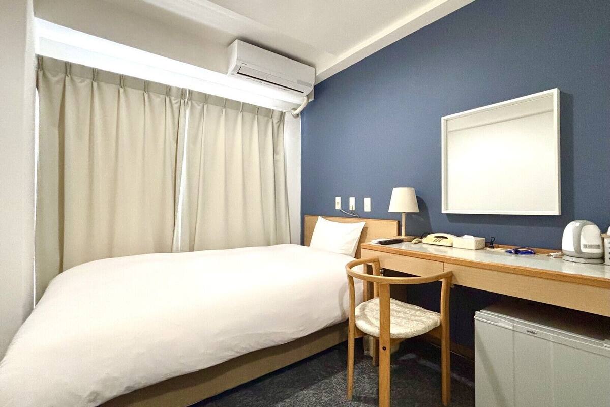 Premium bedding, desk, iron/ironing board, free WiFi